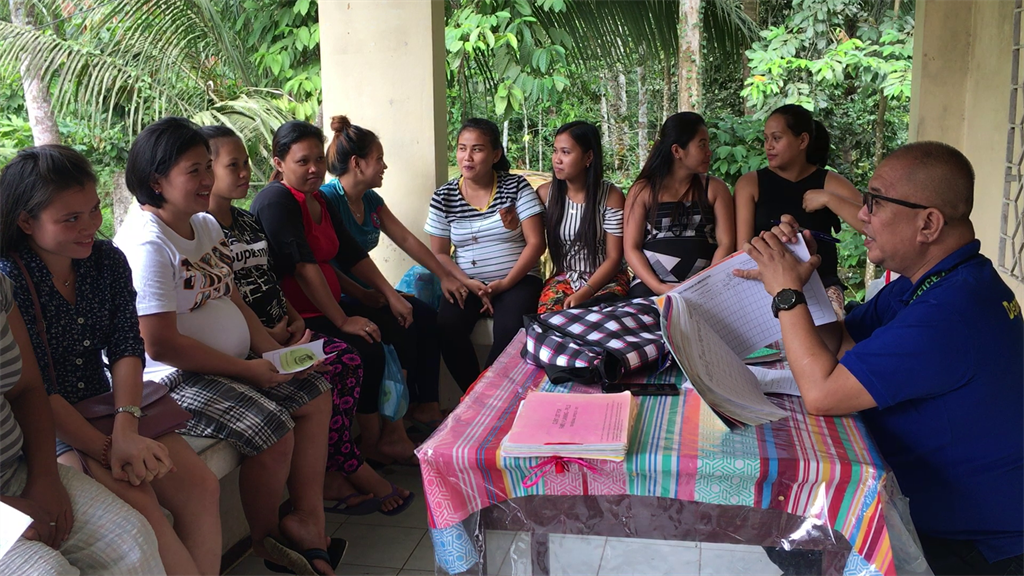 Ablin talks with pregnant women